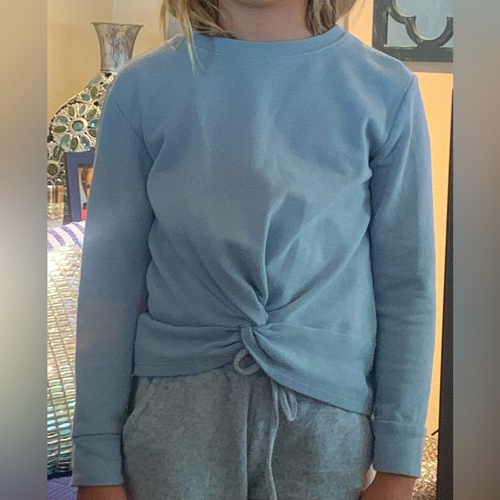 The children’s place little girls size 7 long sleeve, hooded sweater. Light blue